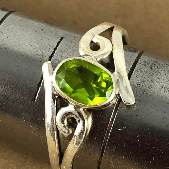1/3 Carat Peridot 925 Solid Sterling Silver Ring